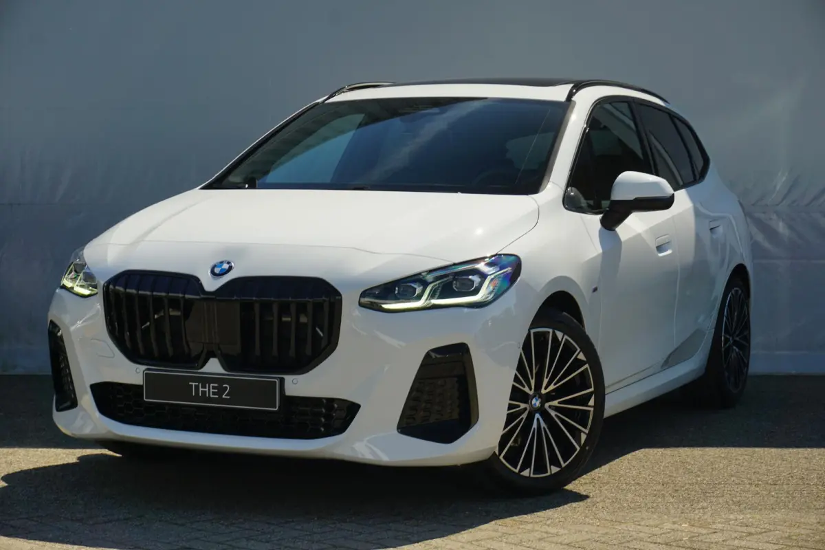 220i | M Sportpakket | Panoramadak | Trekhaak | Harman Kardon | Driving Assistant