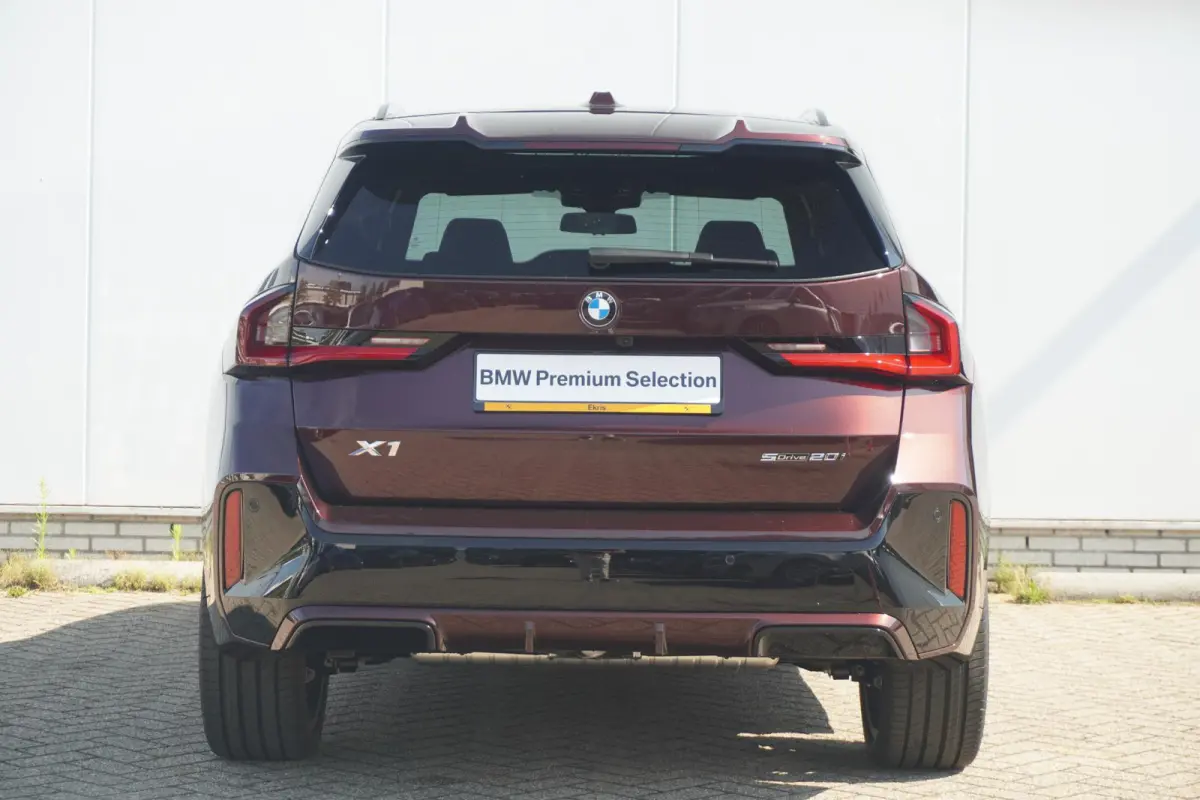 sDrive20i | M Sportpakket Pro | Panoramadak | Head-Up Display | Driving Assistant Plus | Elektrisch verstelbare stoelen