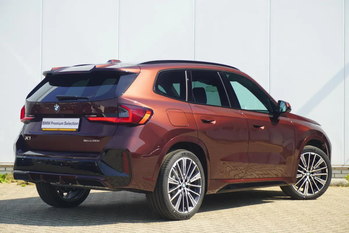 sDrive20i | M Sportpakket Pro | Panoramadak | Head-Up Display | Driving Assistant Plus | Elektrisch verstelbare stoelen