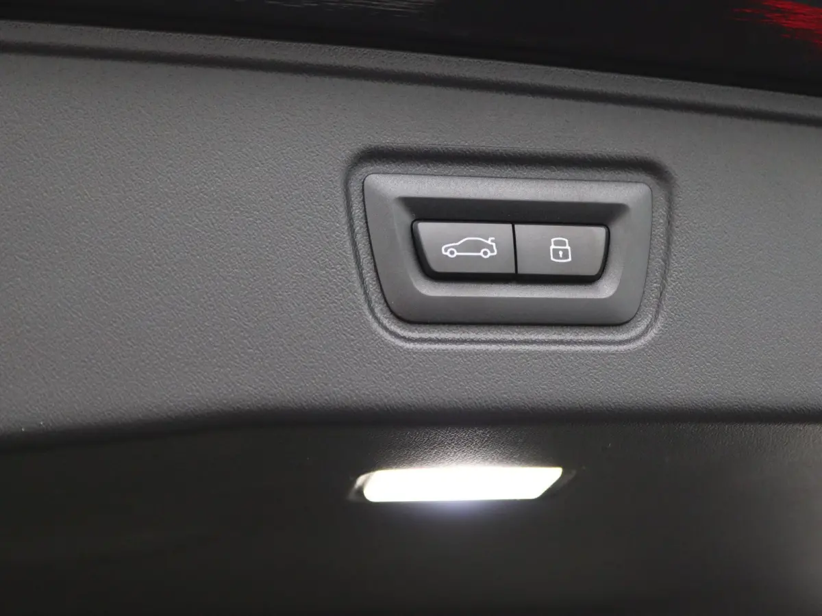 520i | M Sportpakket | Panoramadak | Harman Kardon | Trekhaak | Driving Assistant Plus
