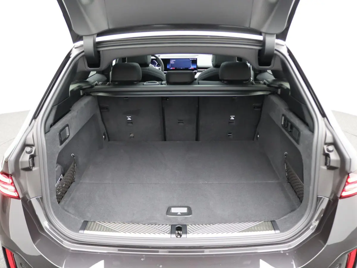 520i | M Sportpakket | Panoramadak | Harman Kardon | Trekhaak | Driving Assistant Plus