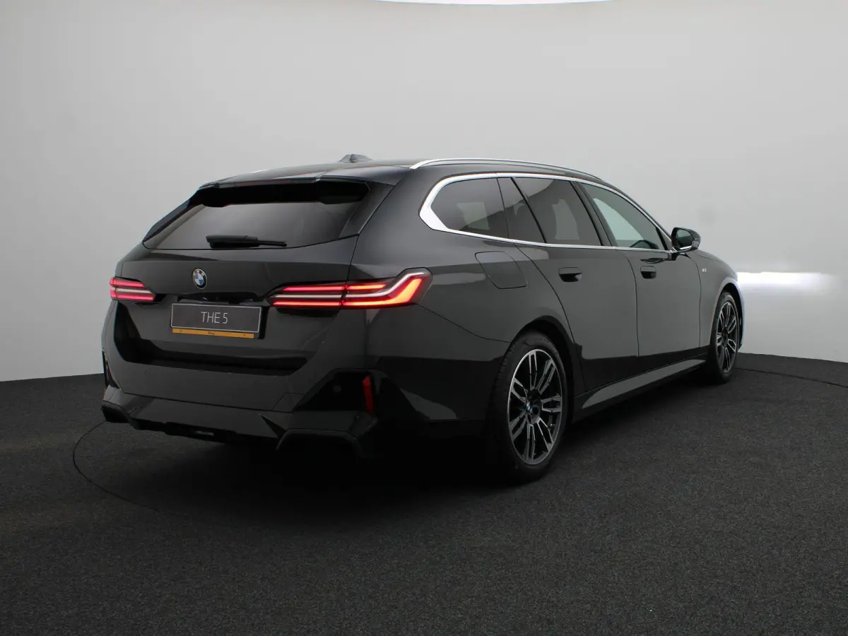 520i | M Sportpakket | Panoramadak | Harman Kardon | Trekhaak | Driving Assistant Plus