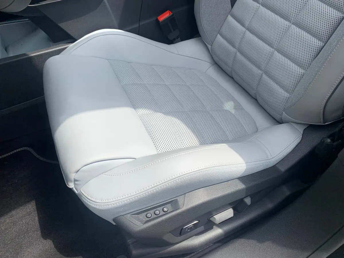 Max Comfort Range 74 kWh 360 Camera | Cruise Adaptief | Elektrische Stoelen(Massage) | Keyless | LMV 19" | LED | Pano | Stoelverwarming/verkoeling | Warmtepomp |