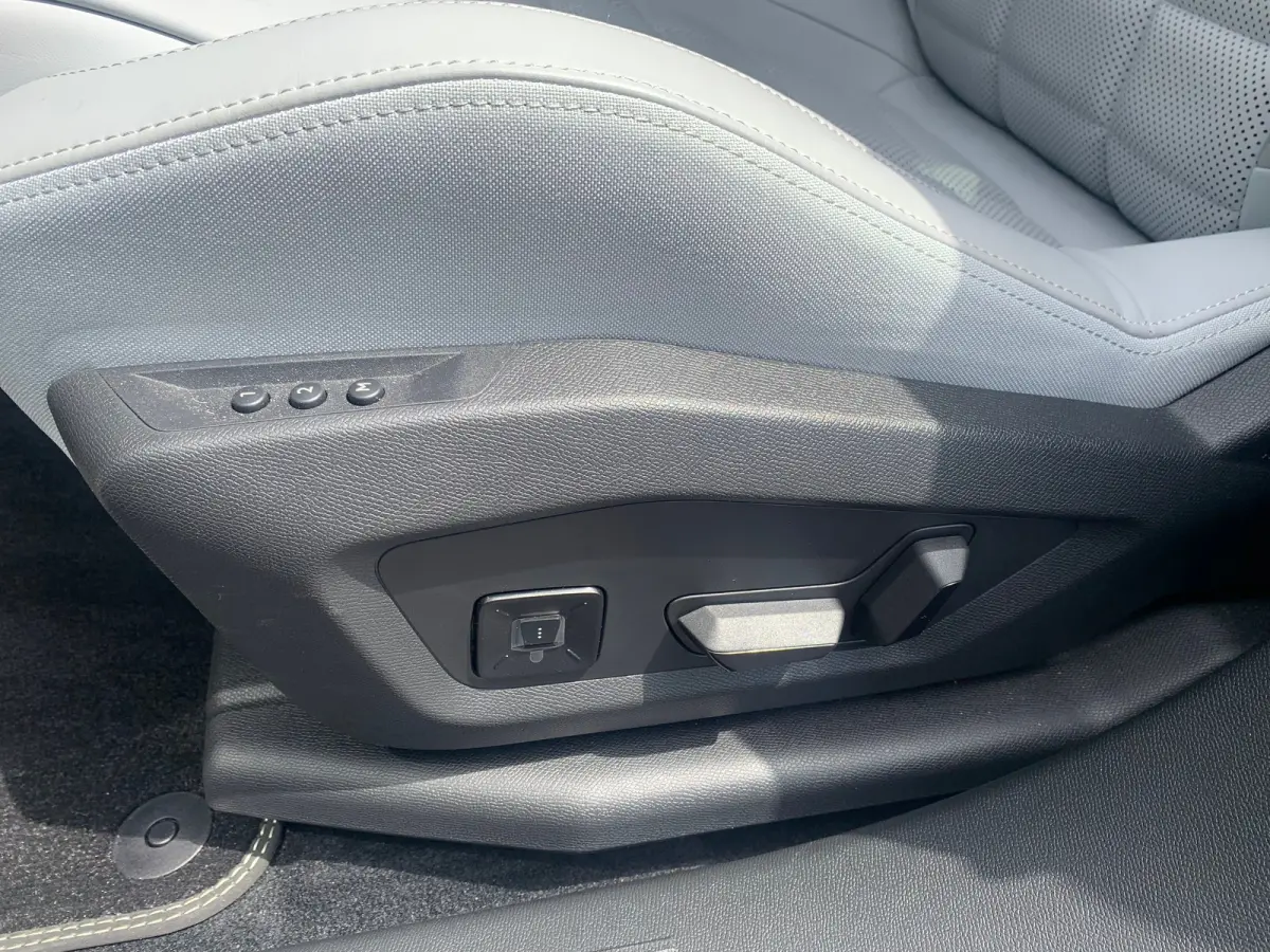 Max Comfort Range 74 kWh 360 Camera | Cruise Adaptief | Elektrische Stoelen(Massage) | Keyless | LMV 19" | LED | Pano | Stoelverwarming/verkoeling | Warmtepomp |