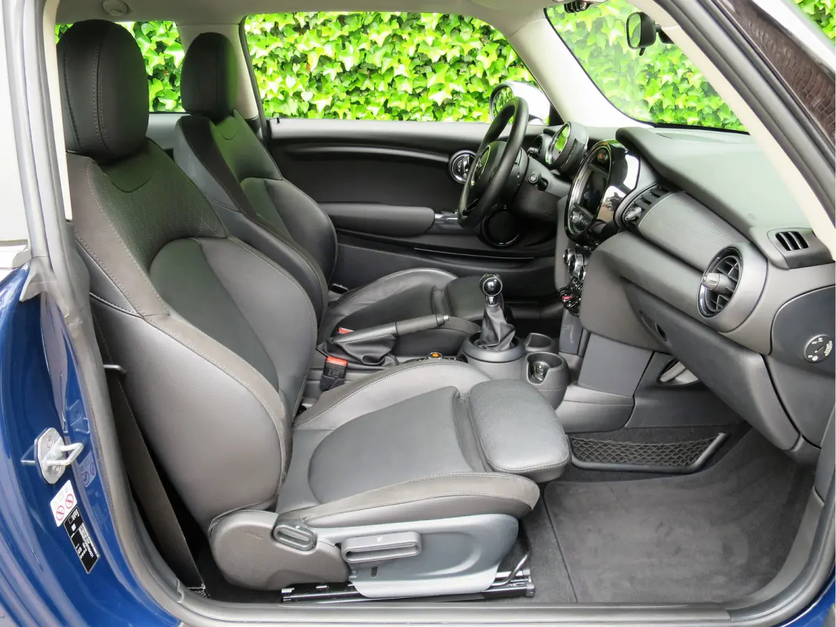 1.5 Pepper F56 LCI met Navi, Apple CarPlay, Leer, PDC en 16"