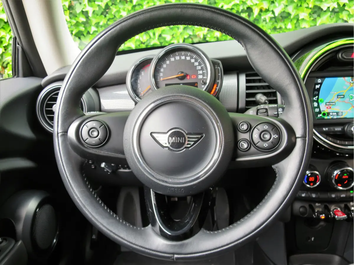 1.5 Pepper F56 LCI met Navi, Apple CarPlay, Leer, PDC en 16"