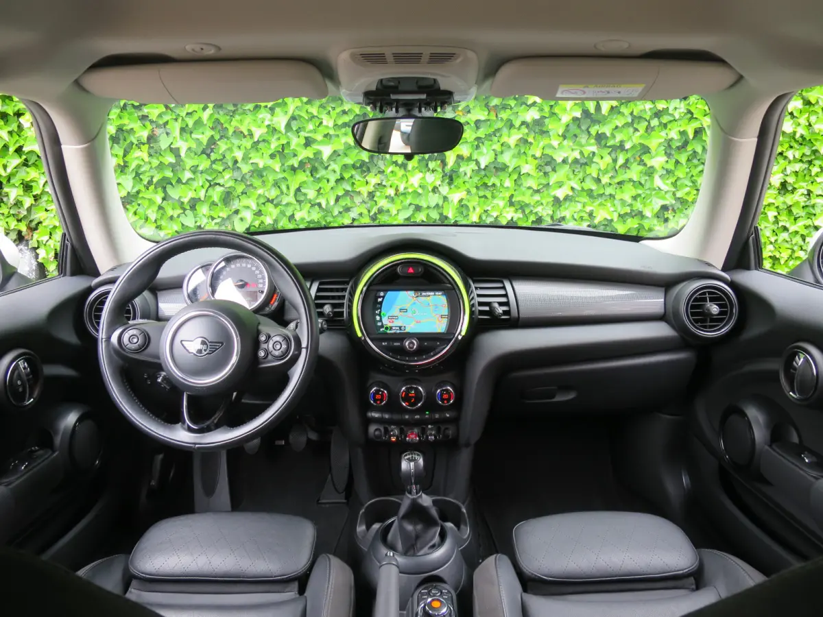 1.5 Pepper F56 LCI met Navi, Apple CarPlay, Leer, PDC en 16"