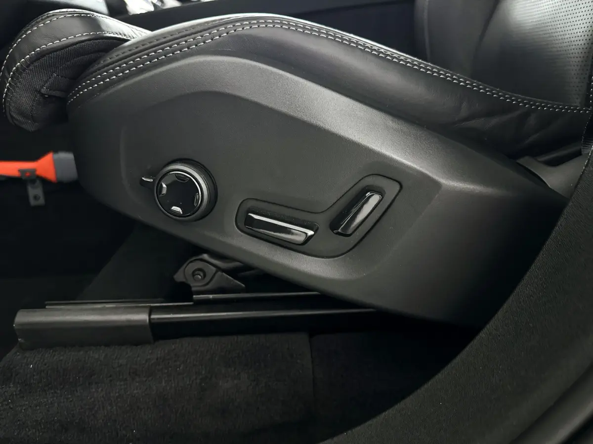 T8 Plug-in hybrid AWD Ultra Dark | Panoramadak | 360º camera | Luchtvering | Head- Up display | Bowers & Wilkins | Stoelventilatie | Trekhaak