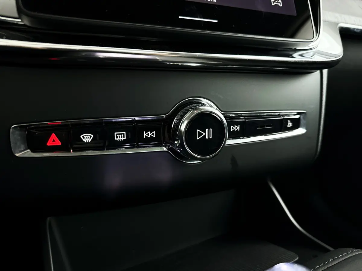 T8 Plug-in hybrid AWD Ultra Dark | Panoramadak | 360º camera | Luchtvering | Head- Up display | Bowers & Wilkins | Stoelventilatie | Trekhaak