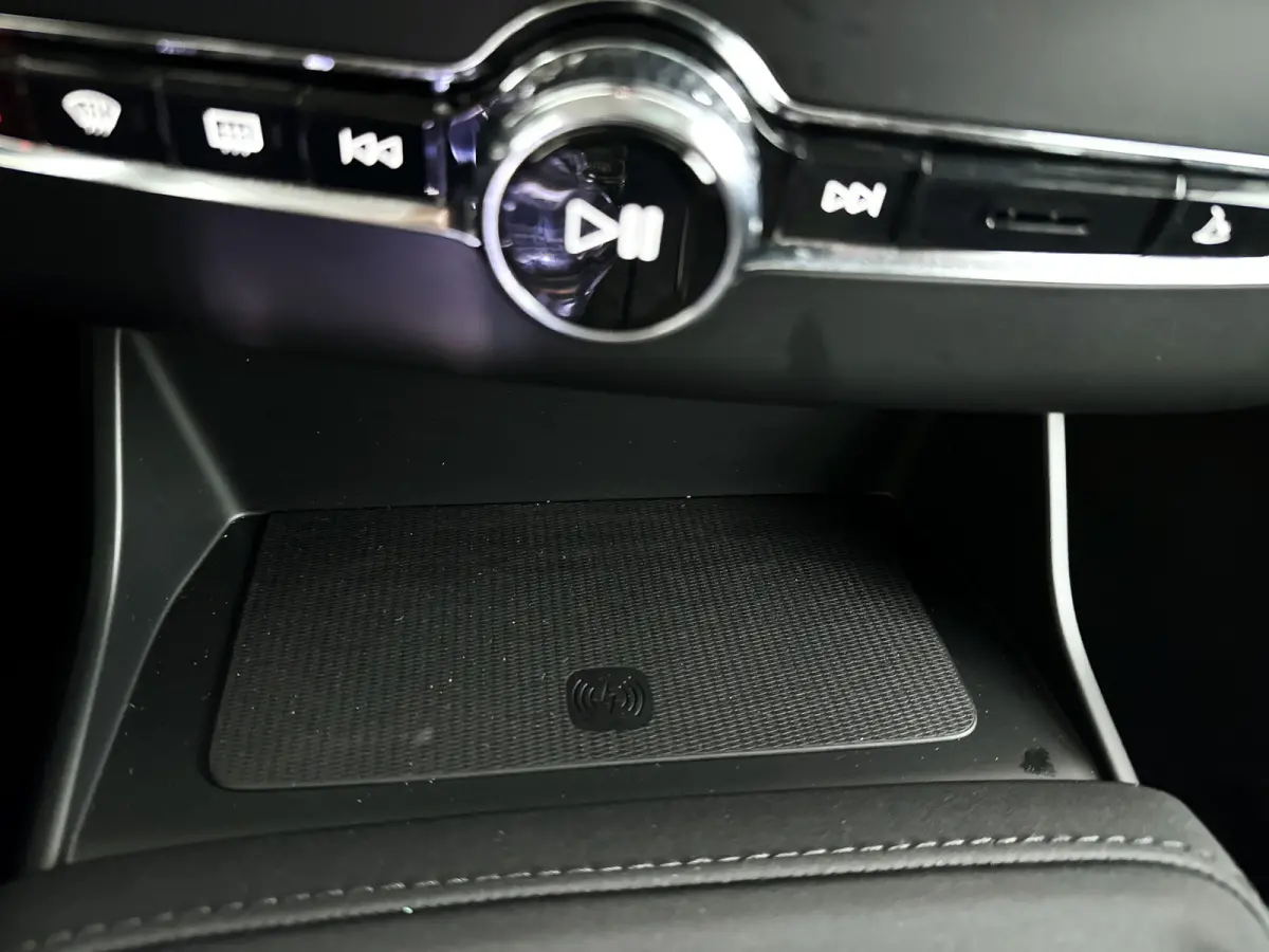 T8 Plug-in hybrid AWD Ultra Dark | Panoramadak | 360º camera | Luchtvering | Head- Up display | Bowers & Wilkins | Stoelventilatie | Trekhaak