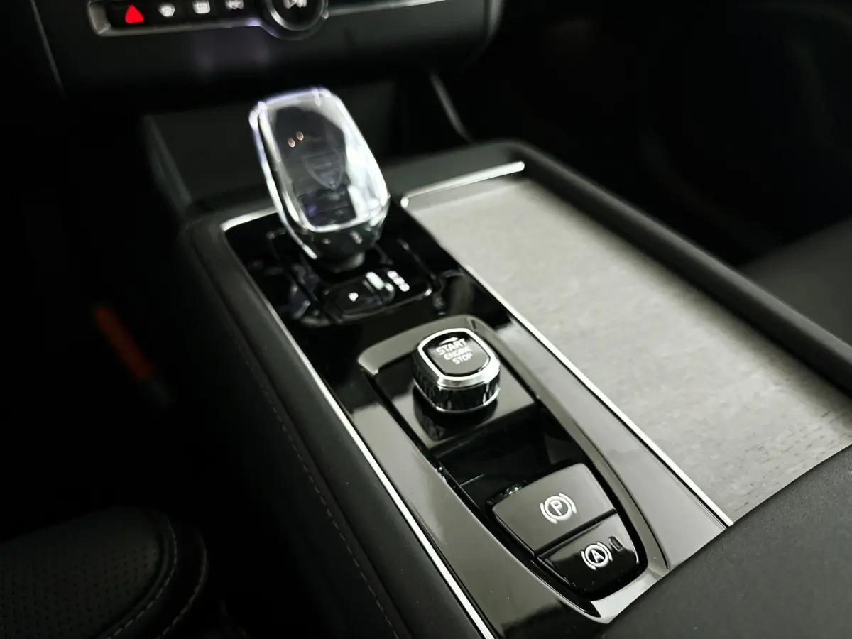 T8 Plug-in hybrid AWD Ultra Dark | Panoramadak | 360º camera | Luchtvering | Head- Up display | Bowers & Wilkins | Stoelventilatie | Trekhaak