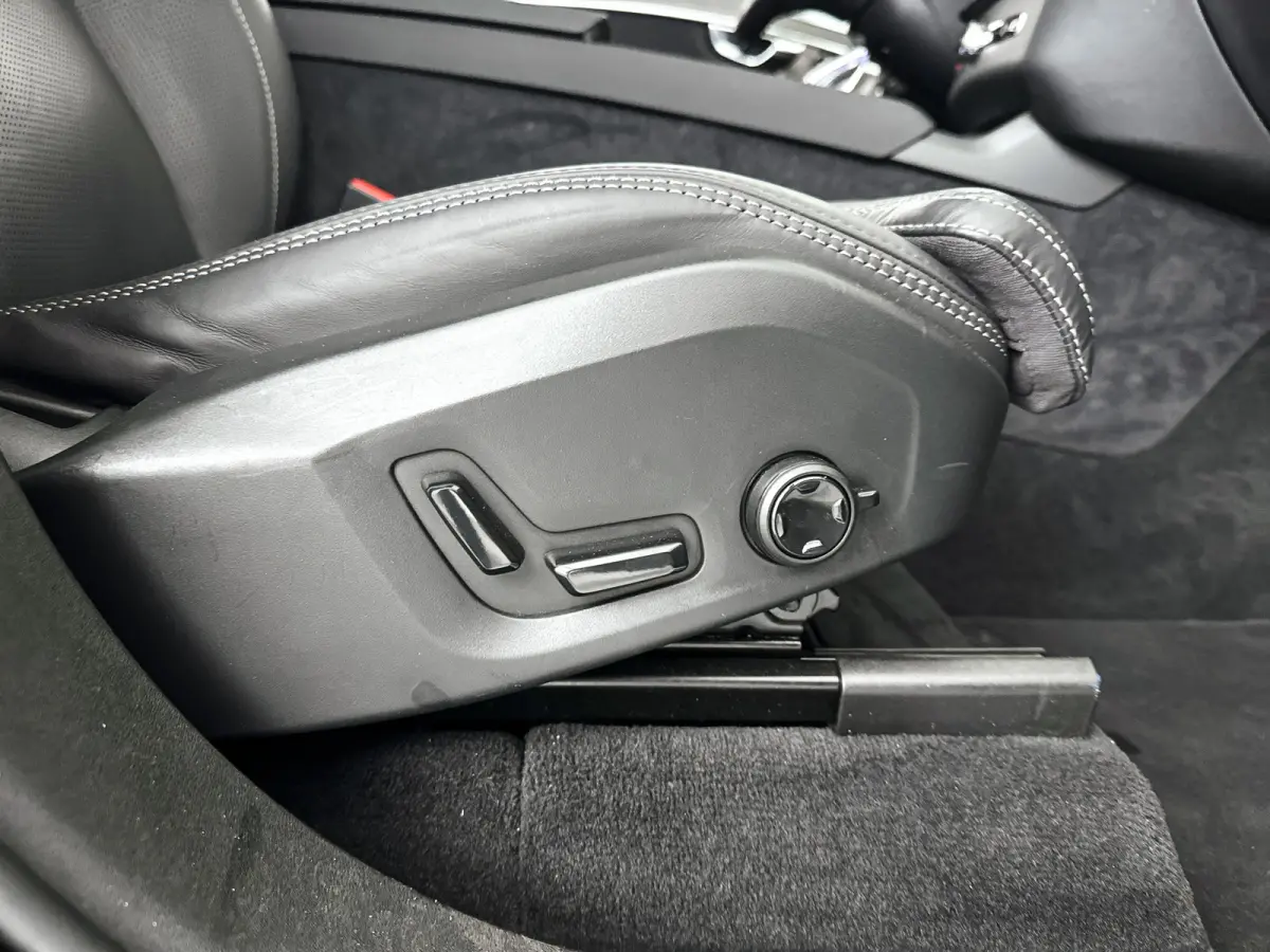 T8 Plug-in hybrid AWD Ultra Dark | Panoramadak | 360º camera | Luchtvering | Head- Up display | Bowers & Wilkins | Stoelventilatie | Trekhaak