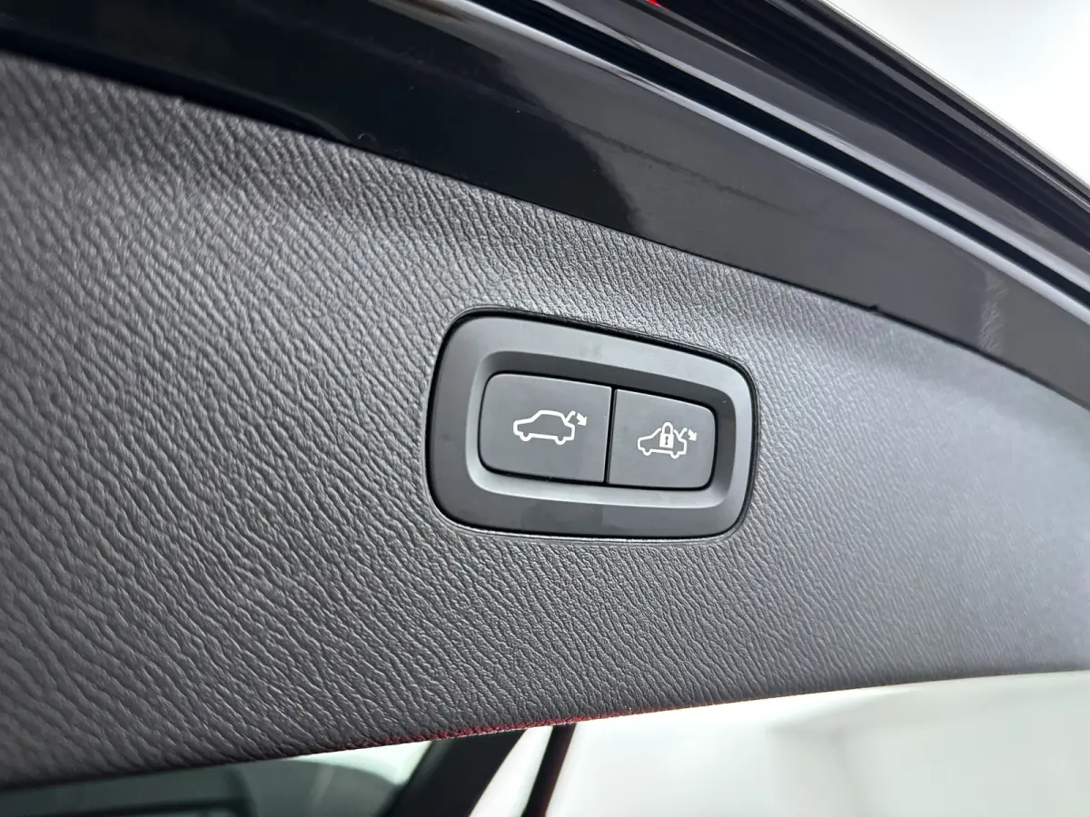 T8 Plug-in hybrid AWD Ultra Dark | Panoramadak | 360º camera | Luchtvering | Head- Up display | Bowers & Wilkins | Stoelventilatie | Trekhaak