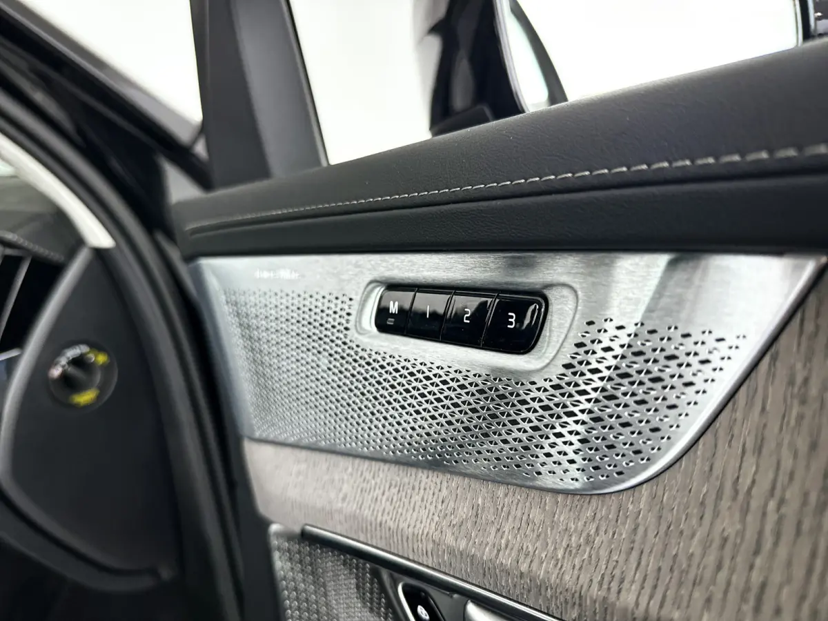 T8 Plug-in hybrid AWD Ultra Dark | Panoramadak | 360º camera | Luchtvering | Head- Up display | Bowers & Wilkins | Stoelventilatie | Trekhaak