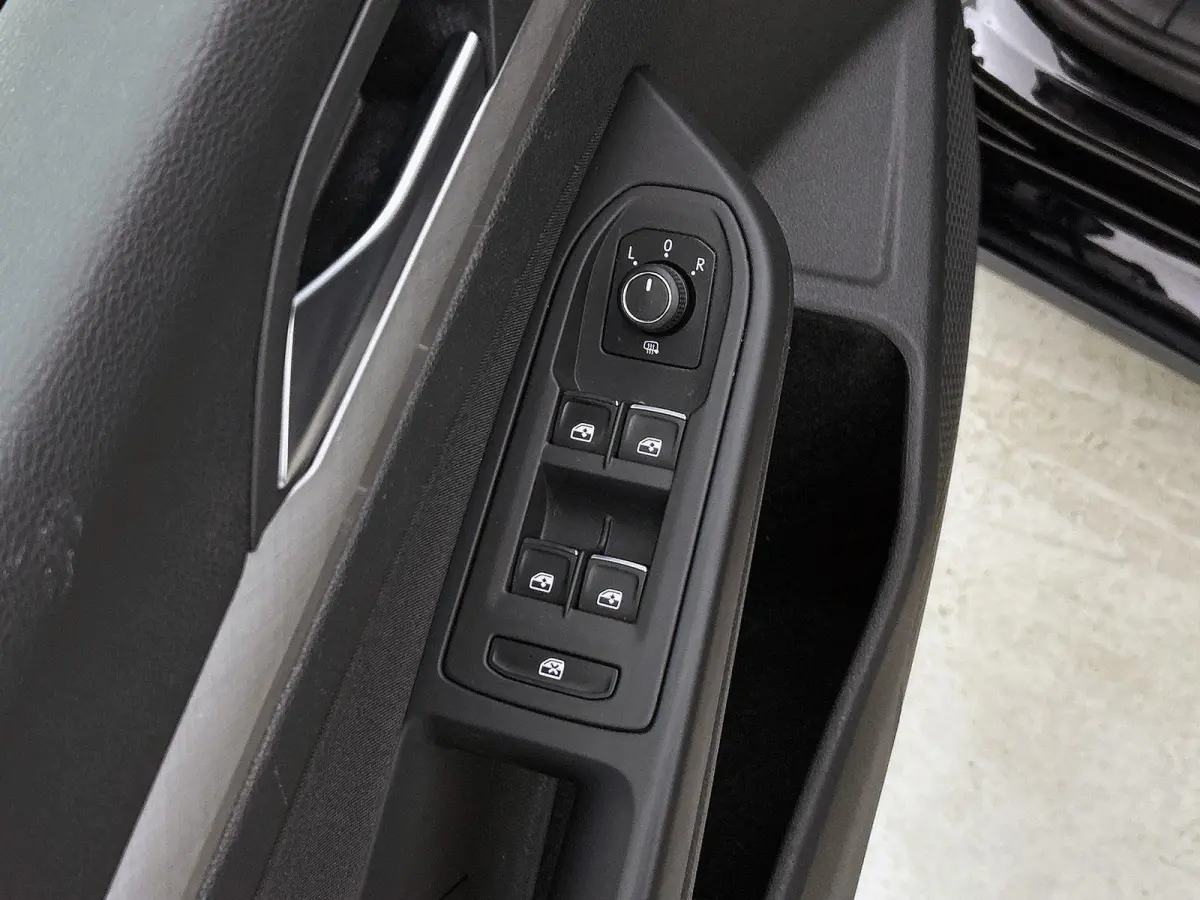 1.5 eTSI Life Business 1 eerdere eigenaar | Trekhaak | Apple Carplay | Android Auto | Stoelverwarming | Cruise Control Adaptief | Dakrails | Parkeersensor Voor en Achter | Sfeerverlichting