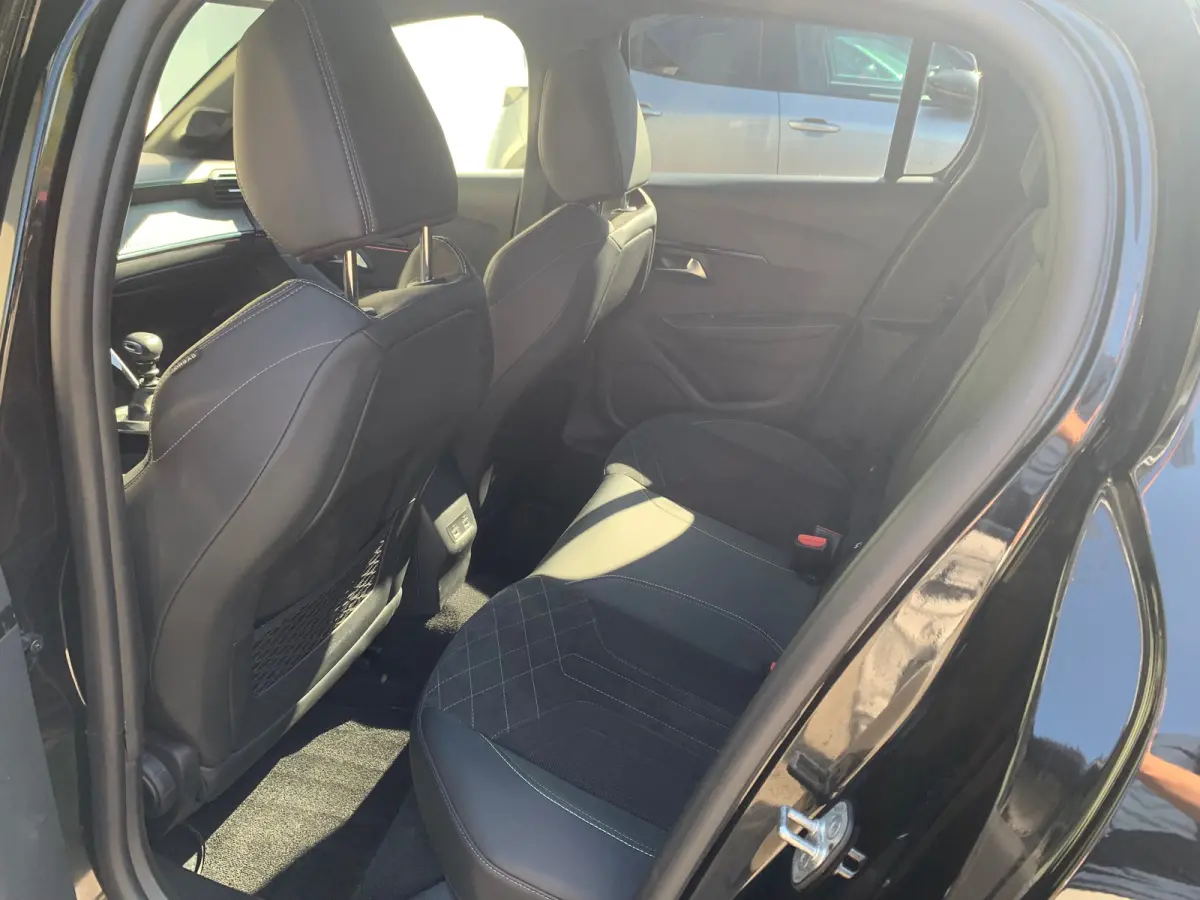 1.2 PureTech GT Pack Airco | Camera | Cruise Control | DAB | Keyless | LED | LMV 17" | Navi | PDC V&A |