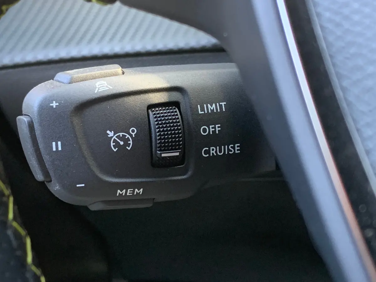 1.2 PureTech GT Pack Airco | Camera | Cruise Control | DAB | Keyless | LED | LMV 17" | Navi | PDC V&A |