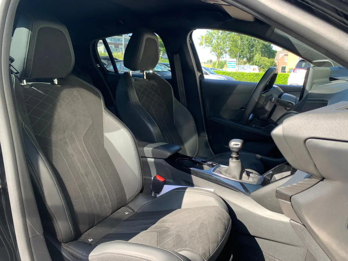 1.2 PureTech GT Pack Airco | Camera | Cruise Control | DAB | Keyless | LED | LMV 17" | Navi | PDC V&A |