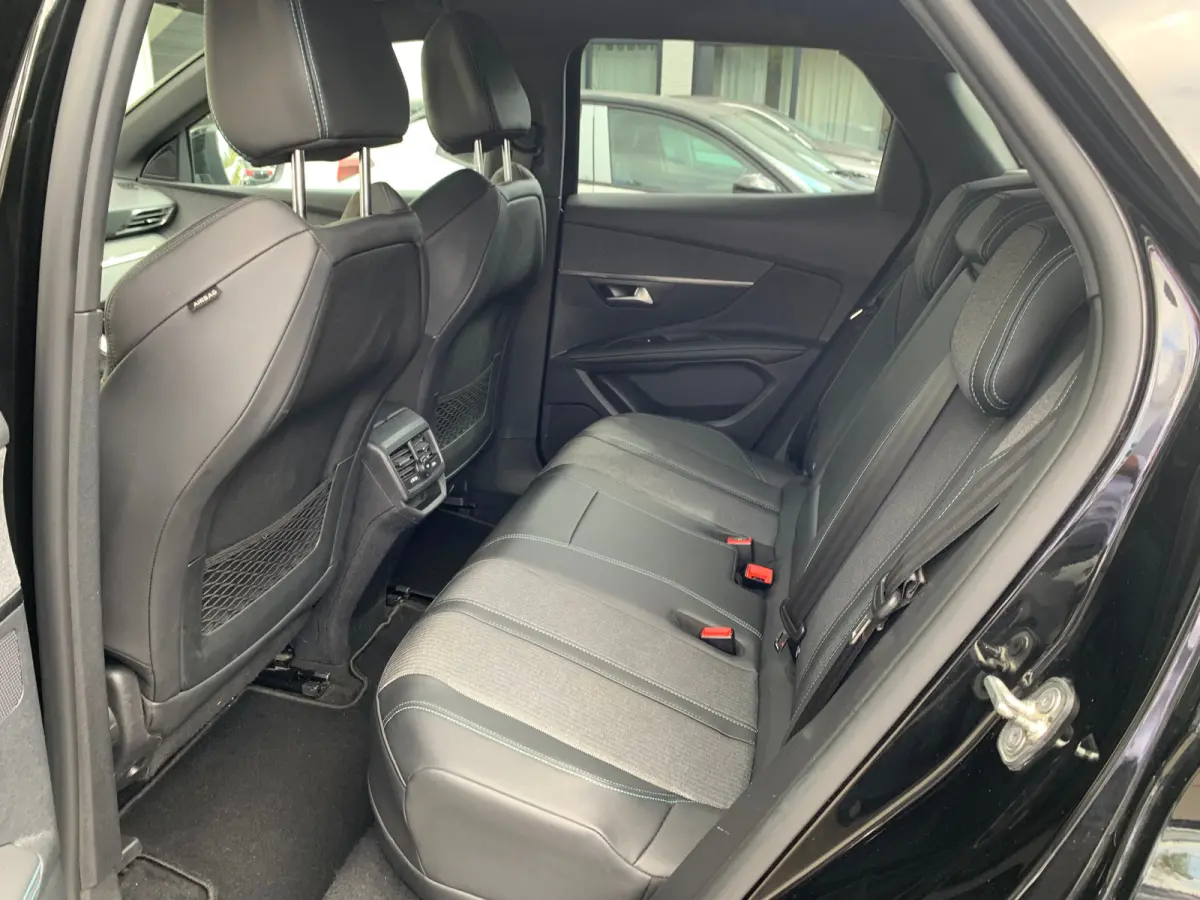 1.6 HYbrid 225 Allure Pack Business Airco | Camera | Cruise Adaptief | DAB | Keyless | LED | LMV 18" | Navi | PDC V&A | Stoelverwarming |
