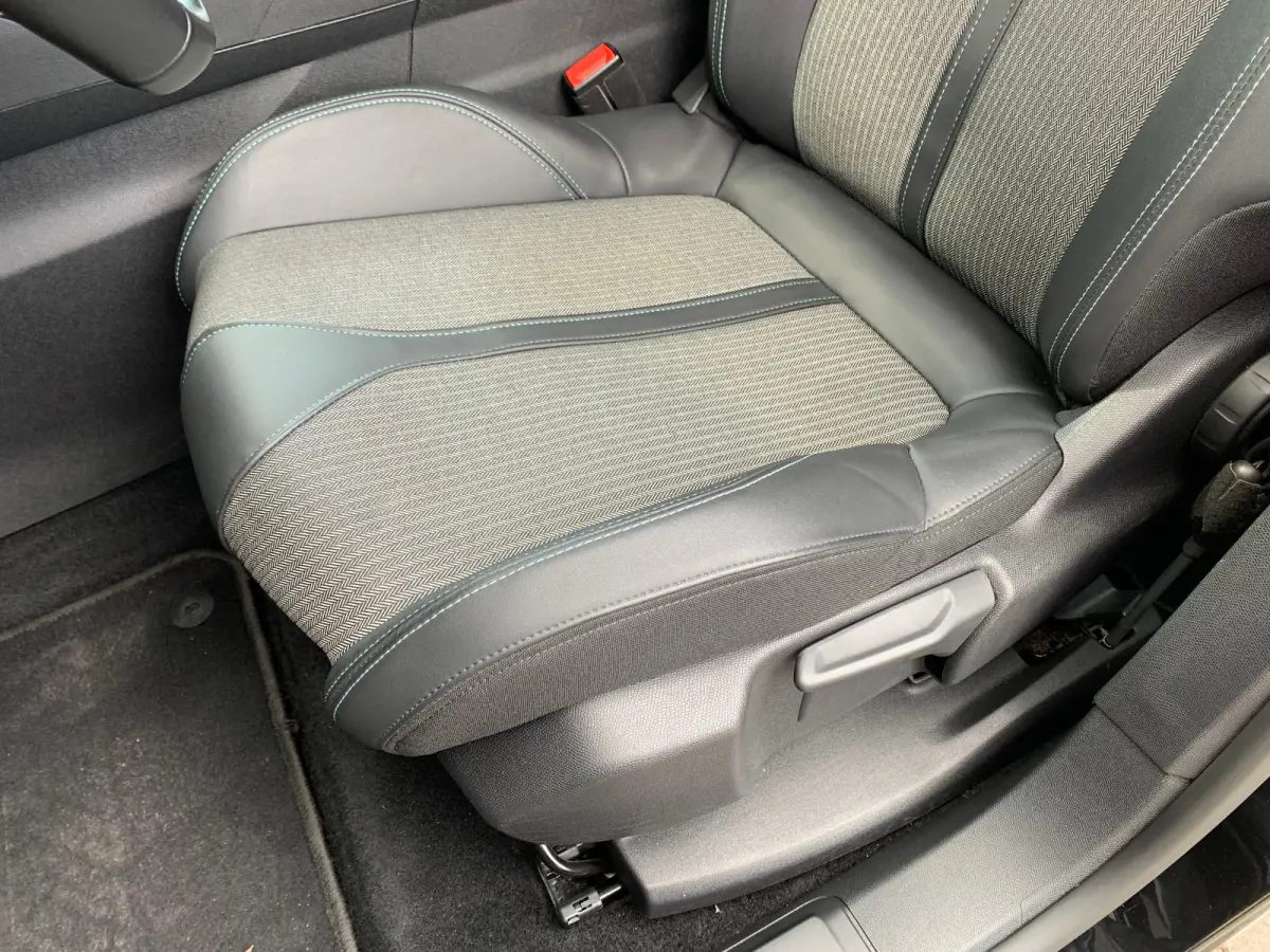 1.6 HYbrid 225 Allure Pack Business Airco | Camera | Cruise Adaptief | DAB | Keyless | LED | LMV 18" | Navi | PDC V&A | Stoelverwarming |