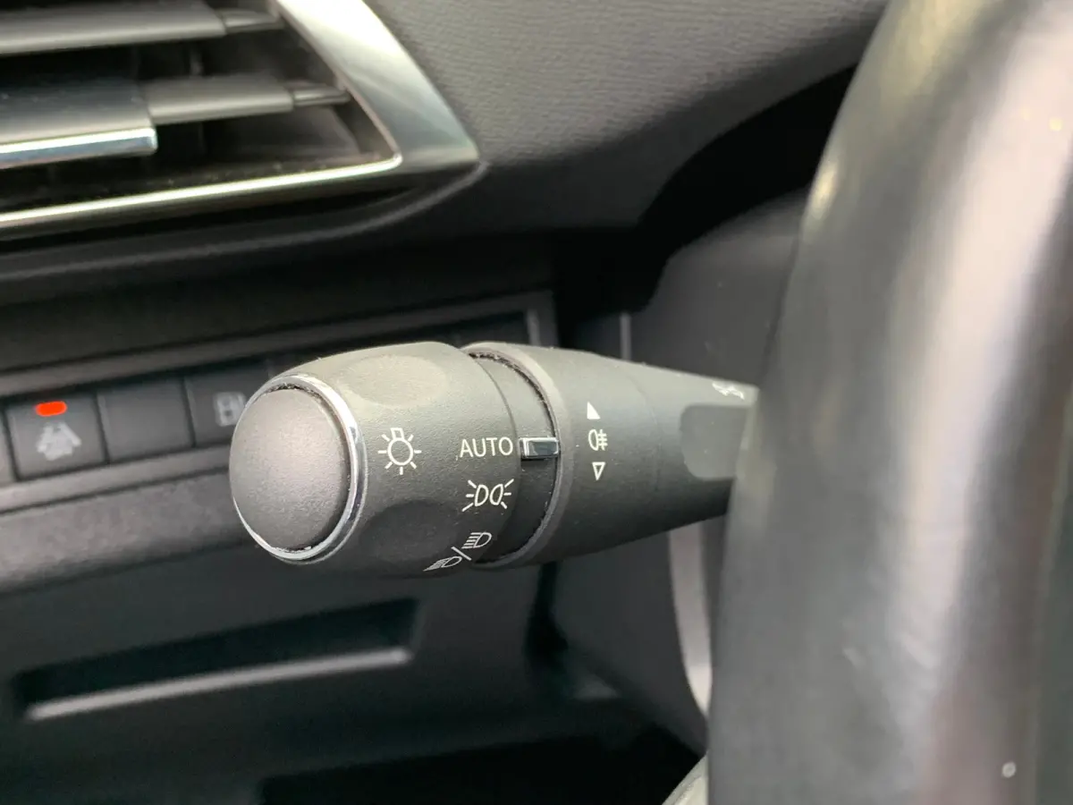 1.6 HYbrid 225 Allure Pack Business Airco | Camera | Cruise Adaptief | DAB | Keyless | LED | LMV 18" | Navi | PDC V&A | Stoelverwarming |