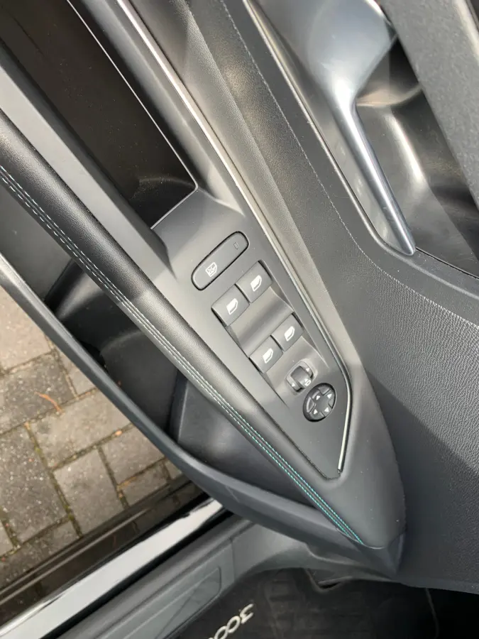 1.6 HYbrid 225 Allure Pack Business Airco | Camera | Cruise Adaptief | DAB | Keyless | LED | LMV 18" | Navi | PDC V&A | Stoelverwarming |