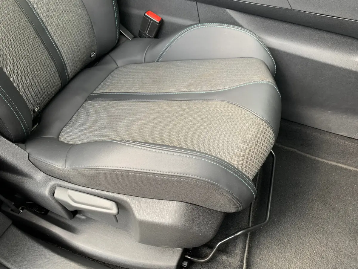 1.6 HYbrid 225 Allure Pack Business Airco | Camera | Cruise Adaptief | DAB | Keyless | LED | LMV 18" | Navi | PDC V&A | Stoelverwarming |