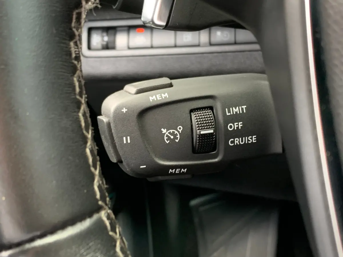 1.6 HYbrid 225 Allure Pack Business Airco | Camera | Cruise Adaptief | DAB | Keyless | LED | LMV 18" | Navi | PDC V&A | Stoelverwarming |