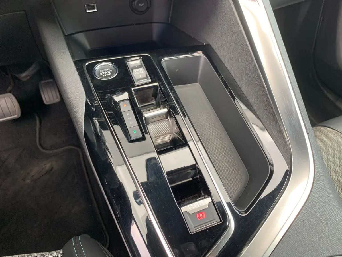 1.6 HYbrid 225 Allure Pack Business Airco | Camera | Cruise Adaptief | DAB | Keyless | LED | LMV 18" | Navi | PDC V&A | Stoelverwarming |