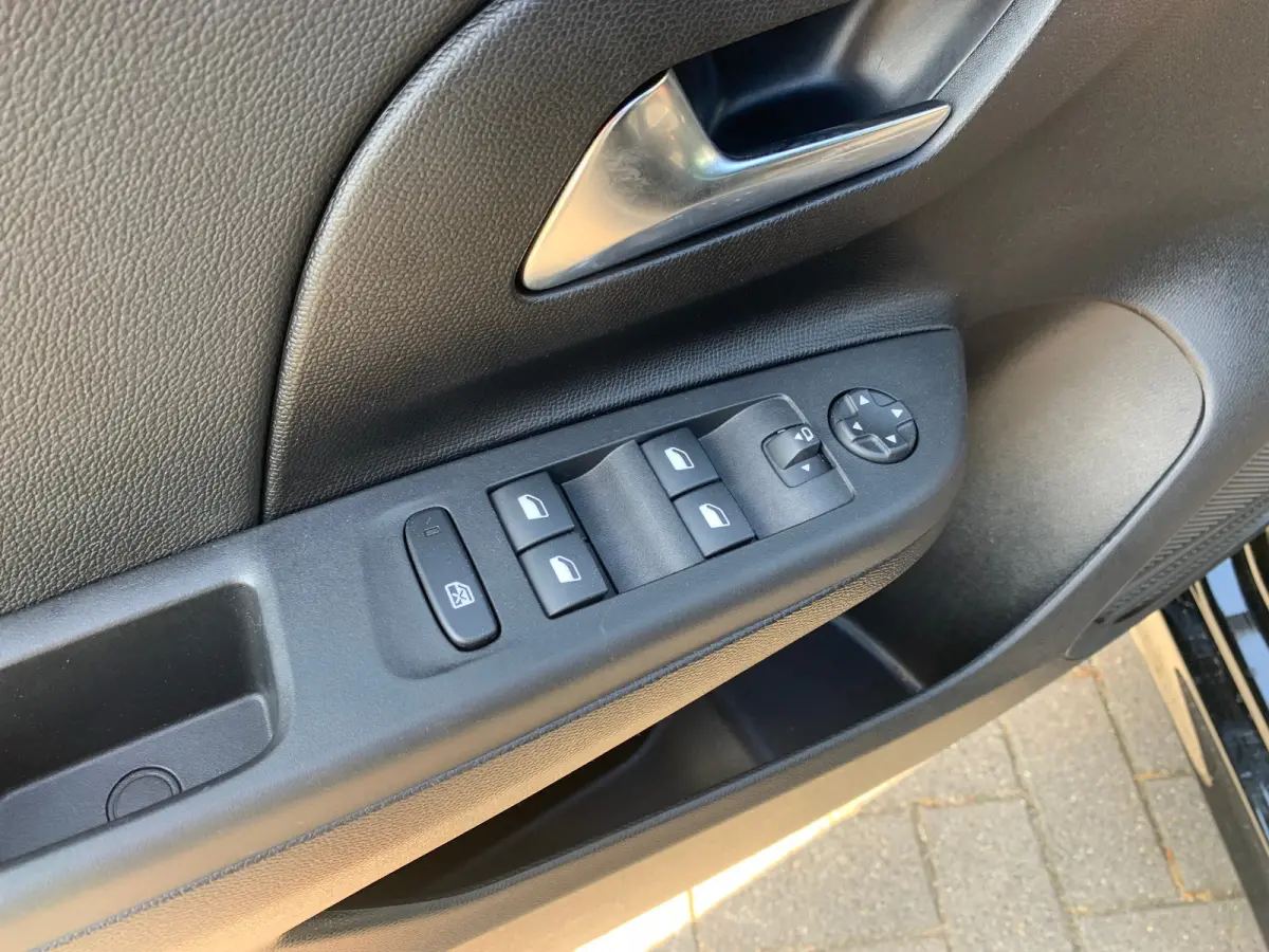 1.2 Turbo Hybrid GS Airco | Camera | Cruise Control | DAB | Keyless | LED | LMV 16" | Navi | PDC V&A |