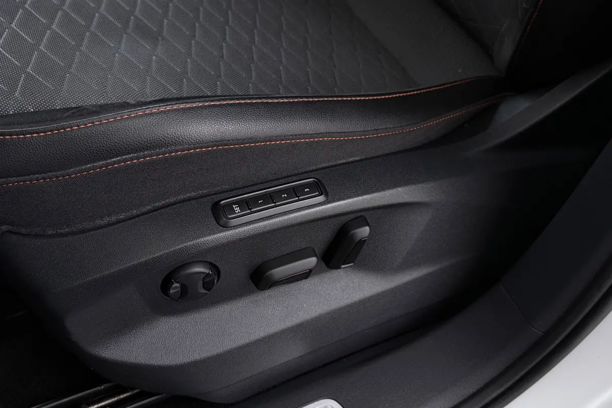 1.5 TSI FR Business Intense | Org. NL | Wegklap. Trekhaak | Virtual Cockpit | Dodehoekdet. | CarPlay | Adapt. Cruise