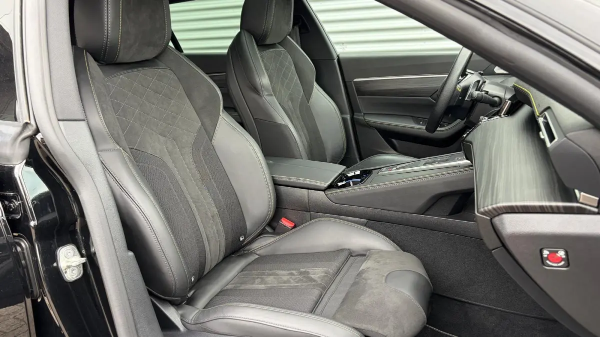 PSE 1.6 HYBRID 360PK SPORT ENGINEERED AUTOMAAT / NAVI / LEDER / CLIMA / PDC / 20" LMV / CAMERA / KEYLESS / I-COCKPIT / FULL-LED / PANO. DAK / ALCANTARA / AFN. TREKHAAK / WINTERPAKKET / FOCAL