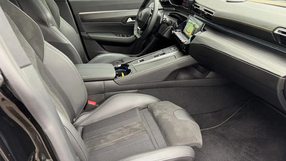 PSE 1.6 HYBRID 360PK SPORT ENGINEERED AUTOMAAT / NAVI / LEDER / CLIMA / PDC / 20" LMV / CAMERA / KEYLESS / I-COCKPIT / FULL-LED / PANO. DAK / ALCANTARA / AFN. TREKHAAK / WINTERPAKKET / FOCAL