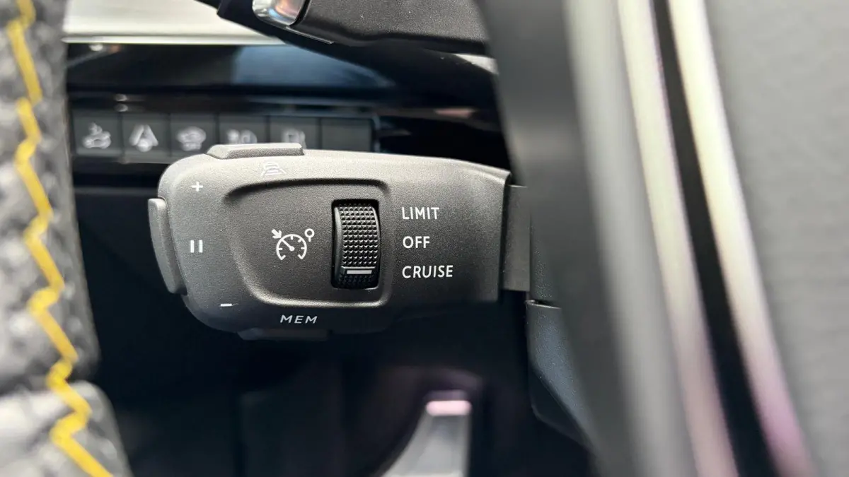 PSE 1.6 HYBRID 360PK SPORT ENGINEERED AUTOMAAT / NAVI / LEDER / CLIMA / PDC / 20" LMV / CAMERA / KEYLESS / I-COCKPIT / FULL-LED / PANO. DAK / ALCANTARA / AFN. TREKHAAK / WINTERPAKKET / FOCAL