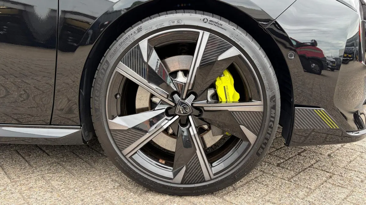 PSE 1.6 HYBRID 360PK SPORT ENGINEERED AUTOMAAT / NAVI / LEDER / CLIMA / PDC / 20" LMV / CAMERA / KEYLESS / I-COCKPIT / FULL-LED / PANO. DAK / ALCANTARA / AFN. TREKHAAK / WINTERPAKKET / FOCAL