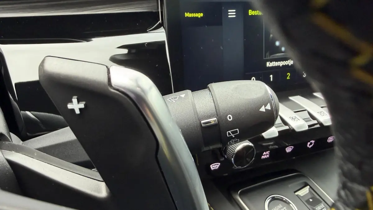 PSE 1.6 HYBRID 360PK SPORT ENGINEERED AUTOMAAT / NAVI / LEDER / CLIMA / PDC / 20" LMV / CAMERA / KEYLESS / I-COCKPIT / FULL-LED / PANO. DAK / ALCANTARA / AFN. TREKHAAK / WINTERPAKKET / FOCAL