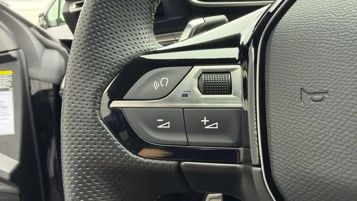 PSE 1.6 HYBRID 360PK SPORT ENGINEERED AUTOMAAT / NAVI / LEDER / CLIMA / PDC / 20" LMV / CAMERA / KEYLESS / I-COCKPIT / FULL-LED / PANO. DAK / ALCANTARA / AFN. TREKHAAK / WINTERPAKKET / FOCAL
