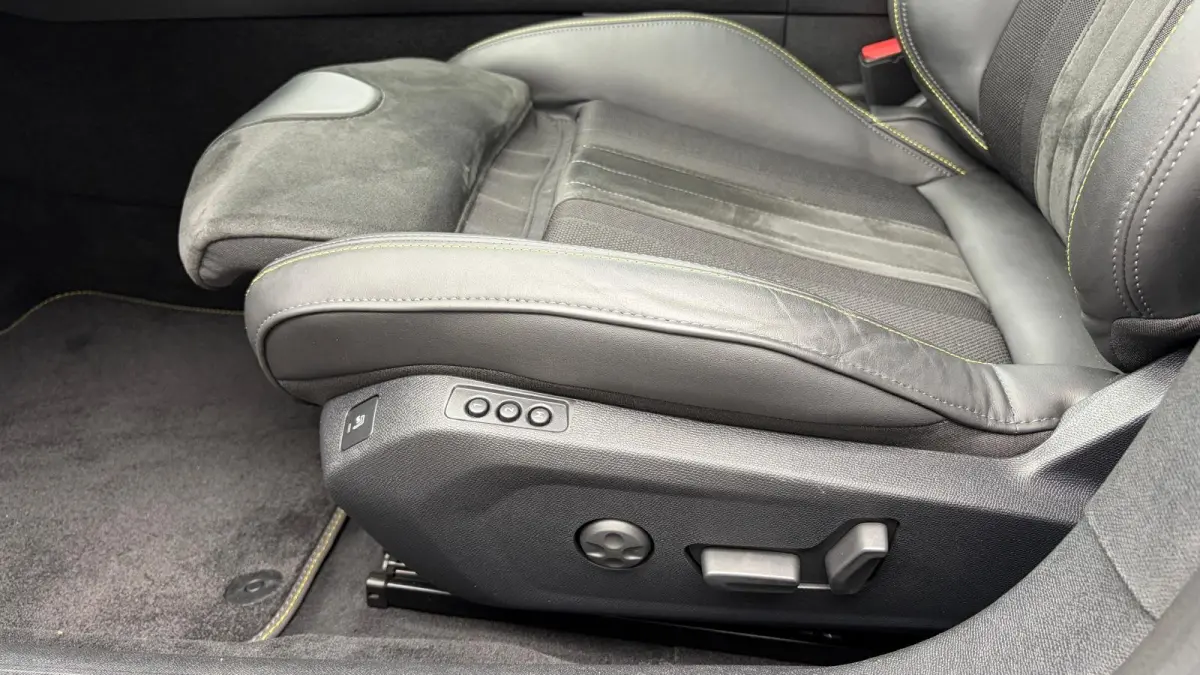 PSE 1.6 HYBRID 360PK SPORT ENGINEERED AUTOMAAT / NAVI / LEDER / CLIMA / PDC / 20" LMV / CAMERA / KEYLESS / I-COCKPIT / FULL-LED / PANO. DAK / ALCANTARA / AFN. TREKHAAK / WINTERPAKKET / FOCAL