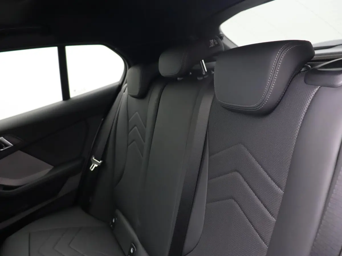 120 M Sportpakket | Glazen panoramadak | Comfort Access | Achteruitrijcamera | Elektrisch verwarmde voorstoelen | Driving Assistant Plus | Harman Kardon | 18''