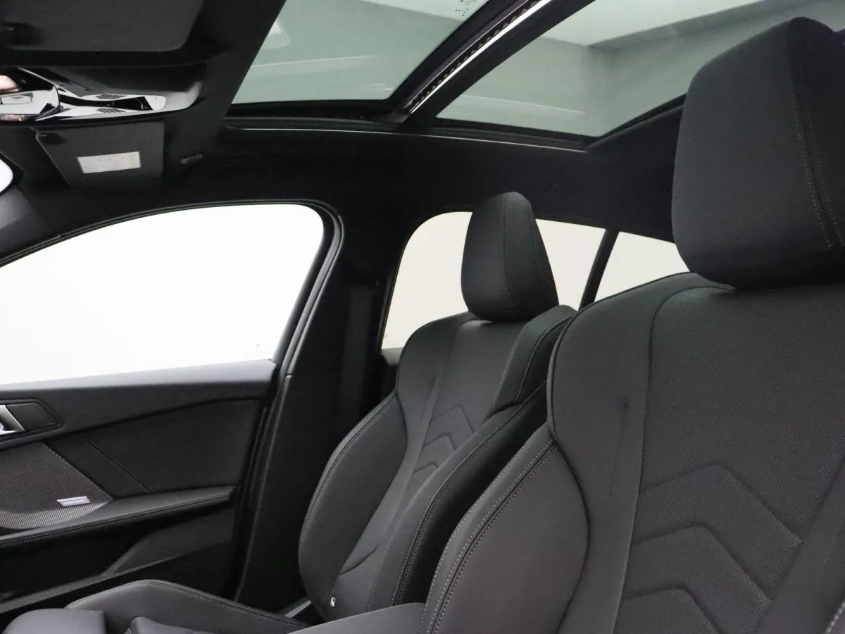 120 M Sportpakket | Glazen panoramadak | Comfort Access | Achteruitrijcamera | Elektrisch verwarmde voorstoelen | Driving Assistant Plus | Harman Kardon | 18''