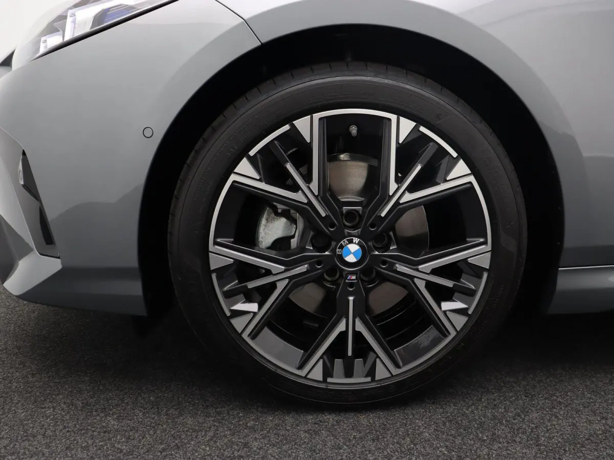 120 M Sportpakket | Glazen panoramadak | Comfort Access | Achteruitrijcamera | Elektrisch verwarmde voorstoelen | Driving Assistant Plus | Harman Kardon | 18''