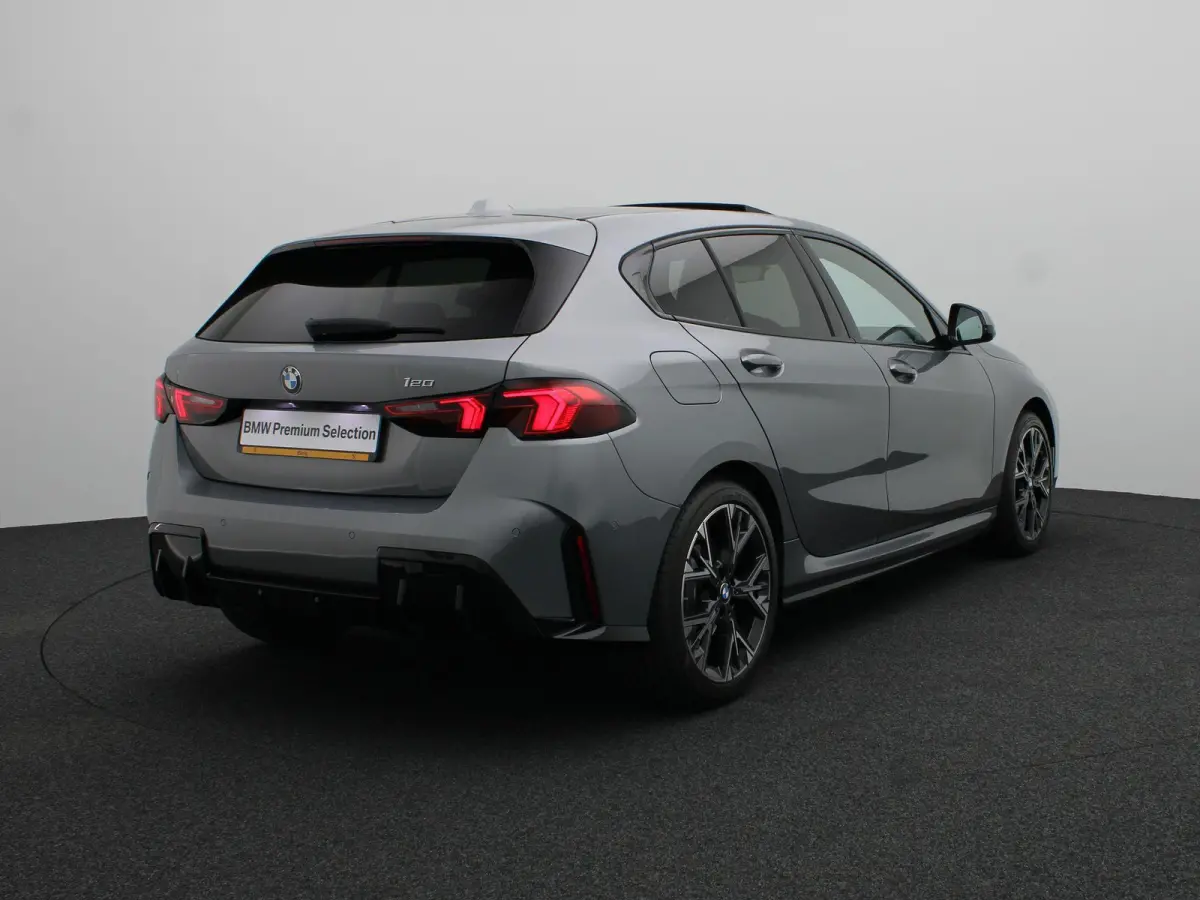 120 M Sportpakket | Glazen panoramadak | Comfort Access | Achteruitrijcamera | Elektrisch verwarmde voorstoelen | Driving Assistant Plus | Harman Kardon | 18''