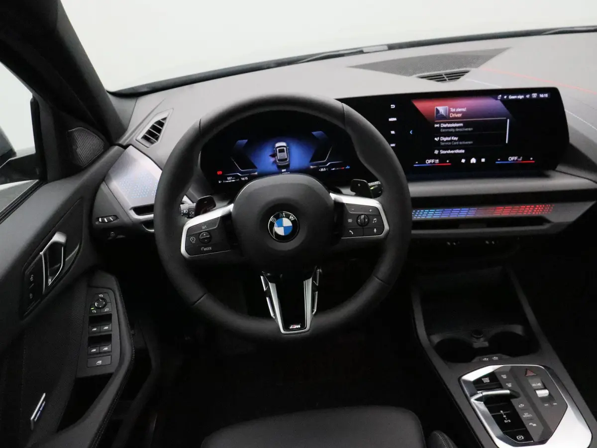120 M Sportpakket | Glazen panoramadak | Comfort Access | Achteruitrijcamera | Elektrisch verwarmde voorstoelen | Driving Assistant Plus | Harman Kardon | 18''