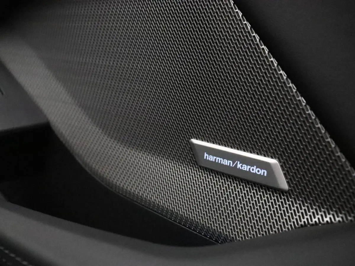 120 M Sportpakket | Glazen panoramadak | Comfort Access | Achteruitrijcamera | Elektrisch verwarmde voorstoelen | Driving Assistant Plus | Harman Kardon | 18''