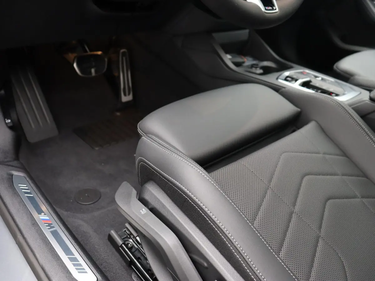120 M Sportpakket | Glazen panoramadak | Comfort Access | Achteruitrijcamera | Elektrisch verwarmde voorstoelen | Driving Assistant Plus | Harman Kardon | 18''