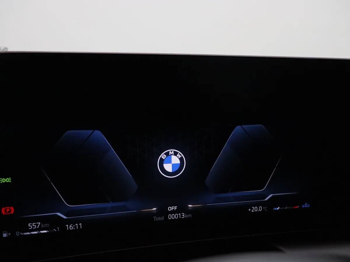 120 M Sportpakket | Glazen panoramadak | Comfort Access | Achteruitrijcamera | Elektrisch verwarmde voorstoelen | Driving Assistant Plus | Harman Kardon | 18''