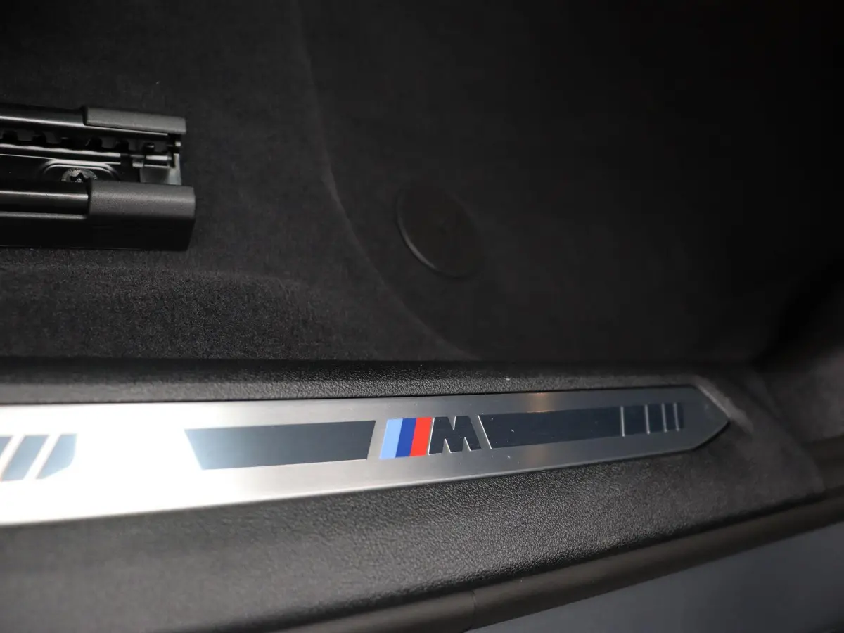 120 M Sportpakket | Glazen panoramadak | Comfort Access | Achteruitrijcamera | Elektrisch verwarmde voorstoelen | Driving Assistant Plus | Harman Kardon | 18''