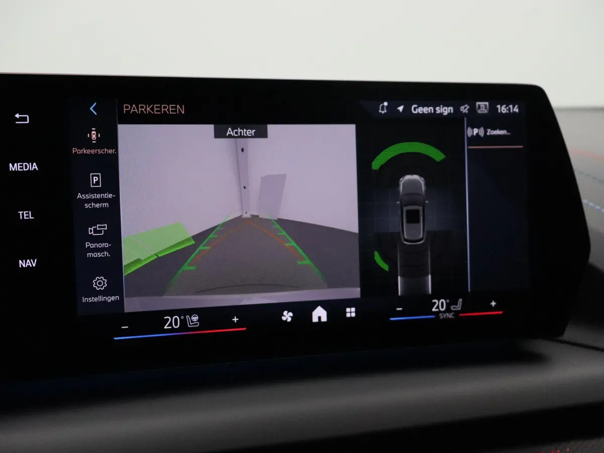 120 M Sportpakket | Glazen panoramadak | Comfort Access | Achteruitrijcamera | Elektrisch verwarmde voorstoelen | Driving Assistant Plus | Harman Kardon | 18''