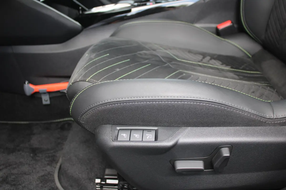 1.2 Hybrid 145PK AUTOMAAT GT PACK | ELEKTRISCH BEDIENBARE BESTUURDERSSTOEL | NAVIGATIE | FULL LED KOPLAMPEN | DRAADLOZE APPLE CARPLAY/ANDROID AUTO | ADAPTIVE CRUISE CONTROL | CAMERA VOOR + A