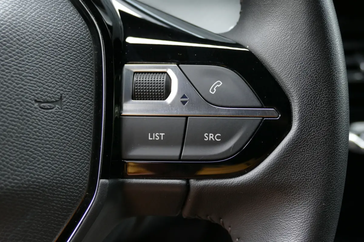1.2 PURETECH 100PK ALLURE PACK / CAMERA / APPLE CARPLAY & ANDROID AUTO / LED / 17' LMV / PDC V+A / BLUETOOTH / CRUISECONTROL / 2E EIGENAAR / SCHITTERENDE STAAT !!